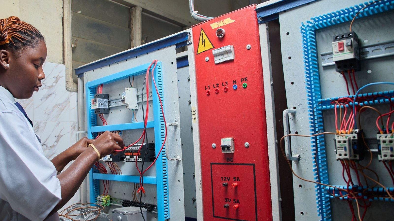 Antes de subcontratar el montaje de sus cuadros eléctricos